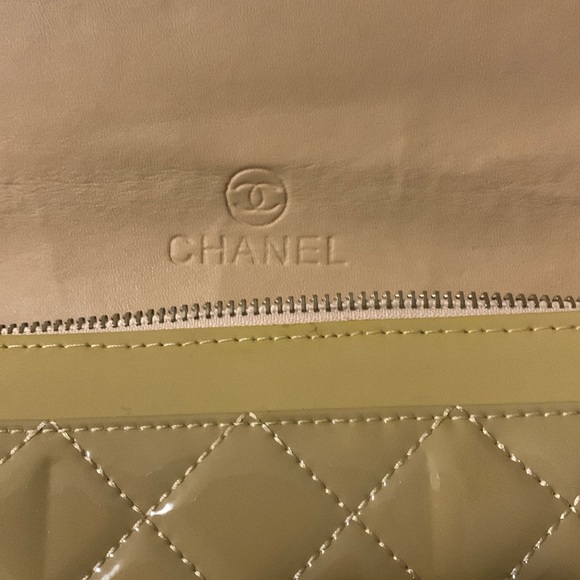 Elegant Gold Quilted Clutch - Picture 3 of 9